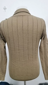 Detailansicht der Rückseite eines braunen Herren-Strickcardigans mit vertikalen Streifen