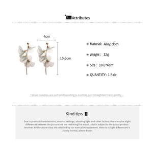 Détails des boucles d'oreilles longues en maille florale avec dimensions 10,6 cm et poids 12 g