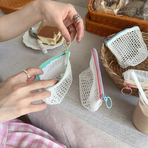 Detail van kleurrijke mesh mini organizer tasjes met contrast rits en ronde trekring