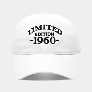 Vue détaillée de la broderie Limited Edition 1960 noire sur une casquette en coton blanc