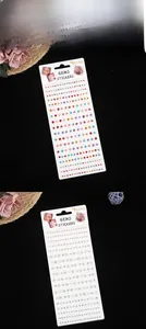 Nahaufnahme von verschiedenen Acryl-Gesichtsedelsteinen und Glitzer-Sticker-Sets
