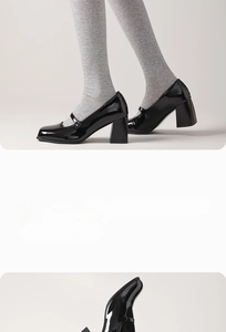Détails des babies en cuir verni noir avec un talon épais et un renfort au niveau du talon
