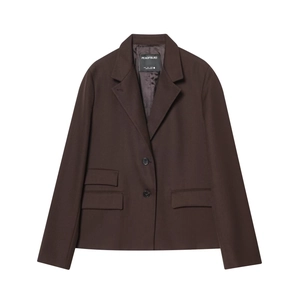 Blazer croisé marron foncé avec revers en pointe et poches à rabat sur fond blanc uni