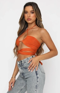 Vue latérale du haut orange à licou avec un design à lacets croisés au dos