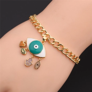 Detail eines vergoldeten Armbands mit bunten Zirkonia-Anhängern und bösem Blick
