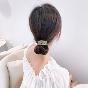 Élastique à cheveux ondulé vert clair pour queue de cheval au design antidérapant