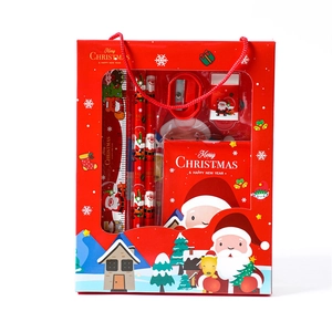 Coffret papeterie de Noël rouge avec crayons, règle, gomme et carnet pour enfants