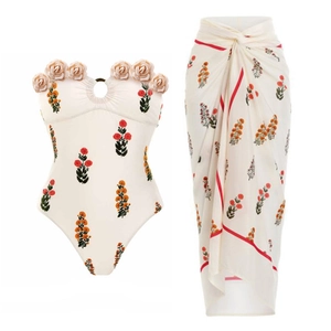 Maillot de bain bandeau fleuri et paréo assorti avec rose 3D en blanc crème