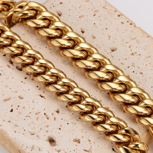 Auffällige goldene Edelstahl-Panzerkette für Herren auf minimalistischem Stein-Hintergrund