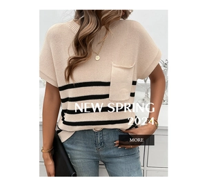 Detailaufnahme der Stricktextur am gestreiften Kurzarmpullover mit einer Tasche