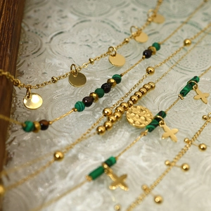 Macro di bracciali con perline dorate, pietre di malachite verde e ciondoli vintage