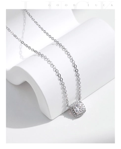 Gros plan d'un collier en argent S925 avec pendentif en moissanite carrée brillante