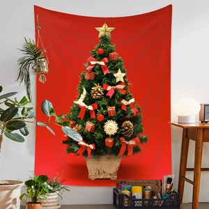 Dettaglio dell'arazzo dell'albero di Natale su parete bianca con decorazioni festive