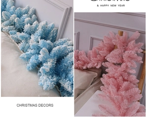 Dettaglio di ghirlande natalizie smerigliate blu e rosa con aghi innevati per decoro