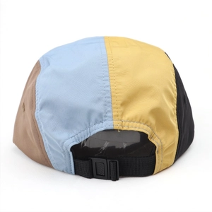 Vue arrière d'un chapeau color-block respirant à séchage rapide avec sangle