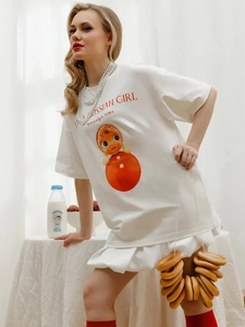 Λεπτομέρεια από λευκό βαμβακερό T-shirt με τύπωμα ρωσικής κούκλας και σλόγκαν νοσταλγίας