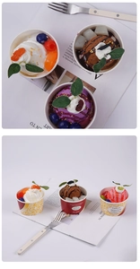 Dettaglio di tre cupcake artificiali con frutta realistica e tazze stampate decorative