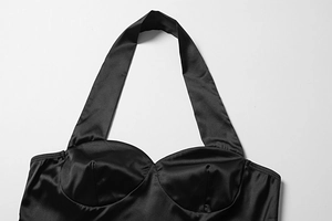 Détail du haut dos nu noir avec décolleté en cœur et texture en satin soyeux