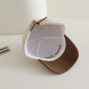 Détail de l'intérieur du bonnet d'hiver avec visière en velours et sangle réglable
