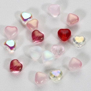 Macro de perles colorées en forme de cœur pour bijoux DIY avec finitions pailletées et mates