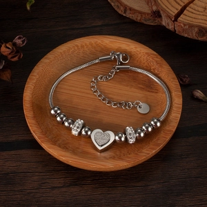 Détail du bracelet chaîne serpent en acier inoxydable argenté avec pendentif en cœur