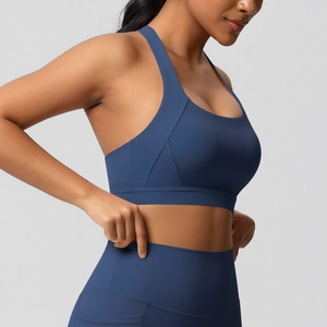 Detail van de sportbeha en legging set met hoogwaardige matte compressiestof voor fitness