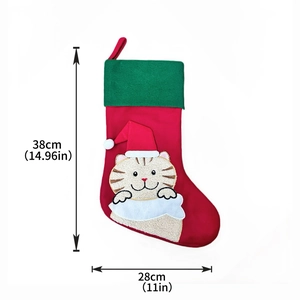 Détail de la chaussette de Noël rouge avec broderie chat et dimensions de taille 38cm