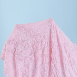 Detail von rosa Spitzen-Badebekleidung mit Wellentextur und halbtransparentem Häkeldesign