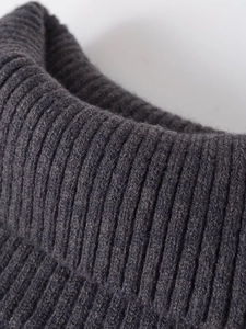 Gros plan macro sur la texture en maille côtelée gris anthracite aux fibres douces