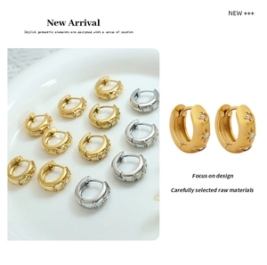 Détails de boucles d'oreilles vintage avec relief lune et étoile et zircons sertis