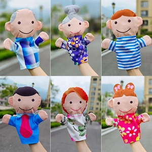 Lot de 6 marionnettes à main en peluche représentant les membres d'une famille