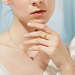 Anello minimalista in acciaio inossidabile dorato con una brillante pietra di zircone