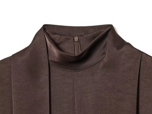 Vue détaillée d'une robe en soie marron foncé avec col montant et fermeture éclair invisible
