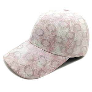 Berretto da baseball in pizzo rosa e bianco con motivi floreali traforati per donna chic