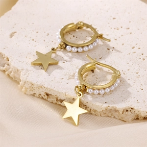 Elegante goldene Sternohrringe mit weißen kleinen Perlen und polierten Sternanhängern