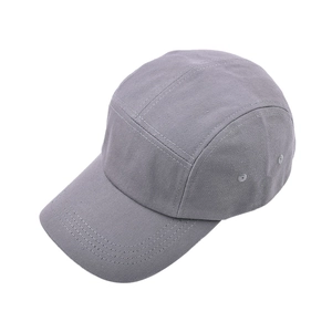 Dettaglio del cappello grigio a 5 pannelli con occhielli laterali e tessuto in cotone