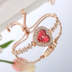 Détail de la montre cœur or rose avec chaîne florale en strass et cordon réglable