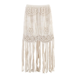 Falda de playa de ganchillo blanco roto con calados florales y flecos estilo bohemio