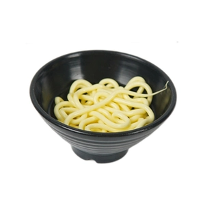 Miniature de bol de ramen pour maison de poupée avec nouilles et bol noir texturé