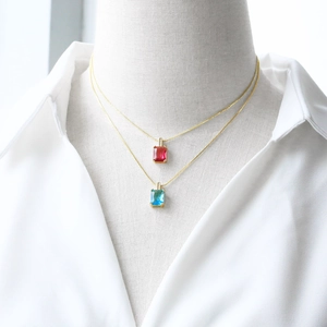 Doppellagige Goldhalskette mit smaragdgrün geschliffenen roten und blauen Zirkon-Anhängern