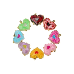 Set di 8 ciondoli a cuore colorati con cornici dorate e motivi a spirale su sfondo bianco