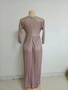 Détail d'une robe longue plissée or rose scintillante avec col en V au dos et zip