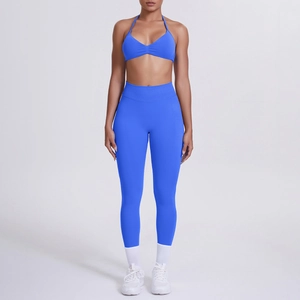 Vista frontale del set yoga blu acceso con reggiseno allacciato al collo e leggings a vita alta