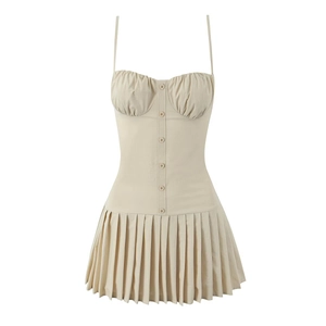 Beiges Minikleid mit Spaghettiträgern, geraffter Brust und Faltenrock auf weißem Grund