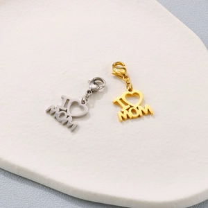 Gros plan de pendentifs cœur en argent et or avec texte I Love Mom et fermoir homard