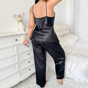Zweiteiliges schwarzes Pyjama-Set aus Seidensatin mit Camisole und Hose für Damen