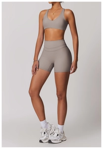 Dettaglio degli shorts da yoga taupe a vita alta e reggiseno sportivo senza cuciture