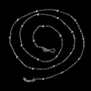 Catenina per occhiali in metallo argento con perline e anelli in silicone su sfondo nero