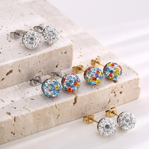 Boucles d'oreilles boules pavées de cristaux colorés sur supports en pierre chic