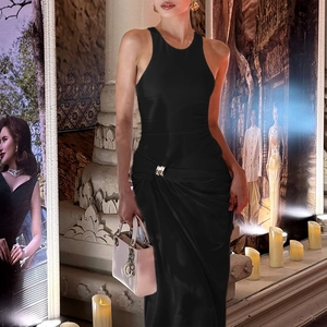 Élégante robe longue en satin noir sans manches avec boucle dorée et détails froncés